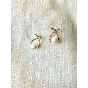 Mod style pearl rhinestone stud earring